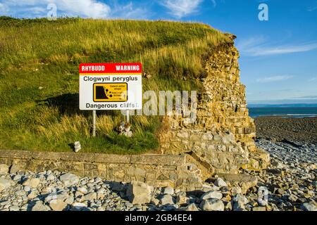 Llantwit Major Beach with large 'Dangerous Cliffs' message on the Glamorgan Heritage Coast, south Wales Stock Photo