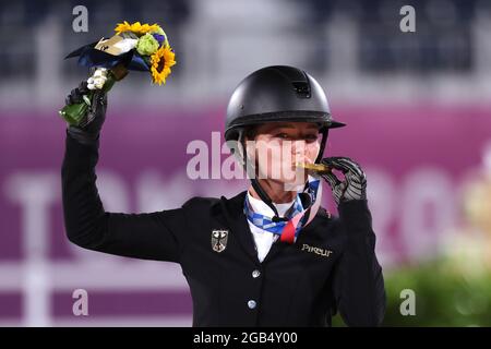 Tokyo, Japan. 02nd Aug, 2021. Equestrian Sport/Eventing: Olympics, Individual, Show Jumping, Final, Award Ceremony, at the Baji Koen Equestrian Park. Gold medallist Julia Krajewski from Germany kisses her medal. Credit: Friso Gentsch/dpa/Alamy Live News Stock Photo