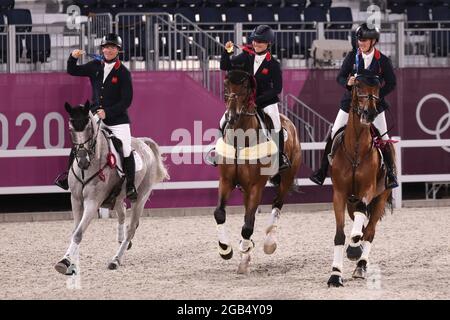 Tokyo, Japan. 02nd Aug, 2021. Equestrian Sport/Eventing: Olympics, Individual, Show Jumping, Final, Award Ceremony, at the Baji Koen Equestrian Park. Gold medallists Oliver Townend (l-r) from Great Britain on Ballaghmor Class, Laura Collett from Great Britain on London 52, and Tom McEwen from Great Britain on Toledo de Kerser, take a lap of honour with their horses after the presentation ceremony. Credit: Friso Gentsch/dpa/Alamy Live News Stock Photo