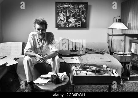 Man playing vinyl records on old record turntable in a classical retro scene Britain, Uk. music record player recording hi-fi. Picture  DAVID BAGNALL Stock Photo