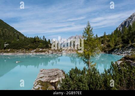 Turquoise-green Lake Sorapis, Lago di Sorapis with view towards the Three Peaks, Dolomites, Belluno, Italy Stock Photo