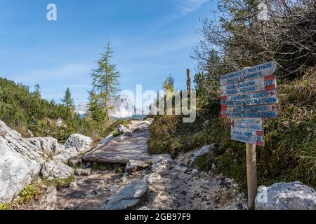 Trail markings, hiking trail to Lake Sorapis, Lago di Sorapis, Dolomites, Belluno, Italy Stock Photo