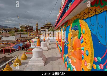 New large painted and gilded choir stupa at Wutun Si Monastery, Tongren, Repkong, Qinghai, formerly Amdo, Tibet, China Stock Photo