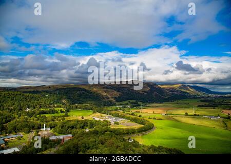 Vista de paisaje con meandro de rio, praderas verdes y montañas, desde el monumento a William Wallace Stock Photo