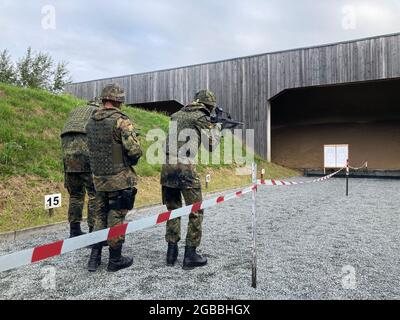 03 August 2021, Schleswig-Holstein, Husum: An instructor practices how to hold, load and fire a weapon with two young recruits of the new Voluntary Military Service in Homeland Security during an exercise without live ammunition at the firing range in Olderup near Husum. On the same day, Defence Minister Kramp-Karrenbauer informed herself about the basic training there in the new Voluntary Military Service during her visit to the Special Engineer Regiment 164 'North Friesland'. Photo: Birgitta von Gyldenfeldt/dpa Stock Photo