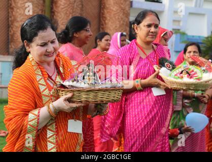 होली स्पेशल साड़ियों का कलेक्शन । राजस्थानी होली और फाग की साड़ियां। रंग  बिरंगी होली बंधेज साड़ियां। - YouTube