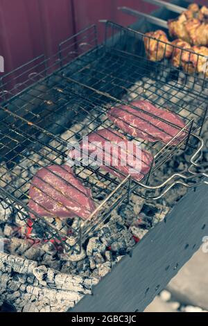 The steak is grilled. Steak on the wire rack Stock Photo - Alamy