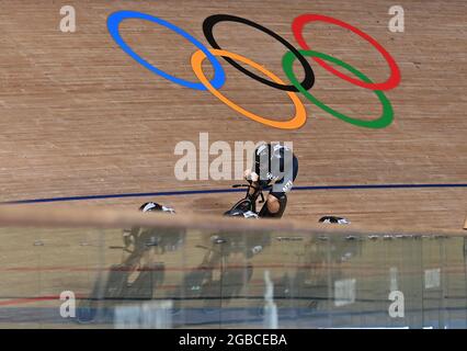 (210803) --IZU, Aug. 3, 2021 (Xinhua) -- Cyclists of New Zealand compete during cycling track Women's team pursuit match at Tokyo 2020 Olympic Games, in Izu, Japan, Aug. 3, 2021. (Xinhua/He Changshan) Stock Photo