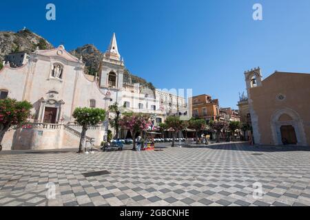 Taormina, Messina, Sicily, Italy. View across Piazza IX Aprile, early morning, façade and bell-tower of the Church of San Giuseppe prominent. Stock Photo