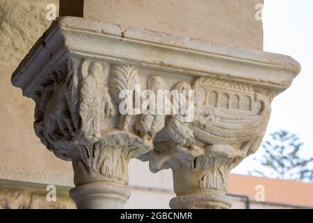 Cefalù, Palermo, Sicily, Italy. Composite capital depicting Noah and his ark supported by double column in cloister of the Arab-Norman cathedral. Stock Photo