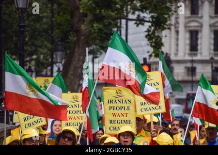 London, United Kingdom. 3rd Aug 2021. Protesters hold pre-revolution Iranian flags and placards calling for regime change. Members of the Anglo-Iranian community and supporters of the National Council of Resistance of Iran (NCRI) gathered outside Downing Street to condemn the regime of president Ebrahim Raisi and to highlight the 1988 massacre of 30,000 political prisoners in Iran. (Credit: Vuk Valcic/Alamy Live News) Stock Photo