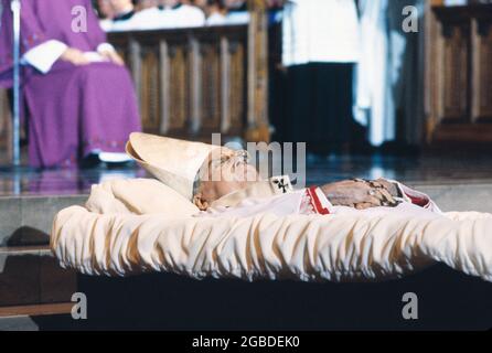 Cardinal Terence Cooke, Archbishop of New York, lying in Repose during his Funeral, St. Patrick's Cathedral, New York City, New York, USA, Bernard Gotfryd, October 1983 Stock Photo