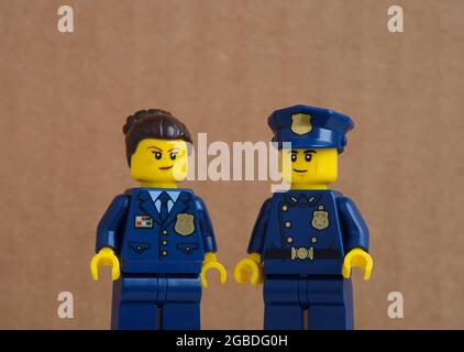 Tambov, Federazione russa - 02 agosto 2021 Lego poliziewoman sta digitando  su una macchina da scrivere nella stazione di polizia Foto stock - Alamy
