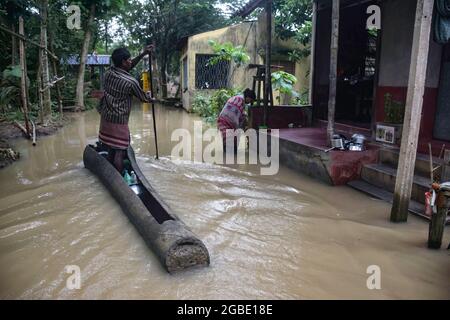 Hoogly, India. 03rd Aug, 2021. A man uses boat to move through a flooded area in Khanakul. Incessant rainfall and discharge of water from Damodar Valley Corporation dams has inundated streets and homes, at least 15 people died due to flooding and about 2.5 lakh (250000)displaced in West Bengal. Credit: SOPA Images Limited/Alamy Live News Stock Photo