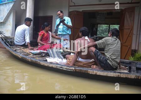 Hoogly, India. 03rd Aug, 2021. A rural medical practitioner gives medical attention to local people on a boat. Incessant rainfall and discharge of water from Damodar Valley Corporation dams has inundated streets and homes, at least 15 people died due to flooding and about 2.5 lakh (250000)displaced in West Bengal. Credit: SOPA Images Limited/Alamy Live News Stock Photo