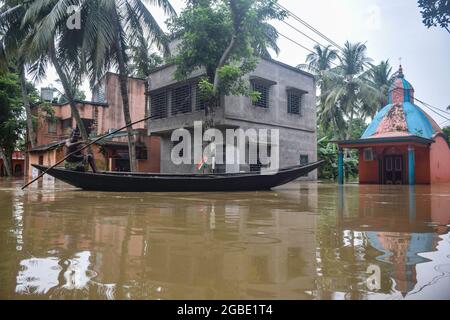 Hoogly, India. 03rd Aug, 2021. A man uses boat to move through a flooded area in Khanakul. Incessant rainfall and discharge of water from Damodar Valley Corporation dams has inundated streets and homes, at least 15 people died due to flooding and about 2.5 lakh (250000)displaced in West Bengal. (Photo by Tamal Shee/SOPA Images/Sipa USA) Credit: Sipa USA/Alamy Live News Stock Photo