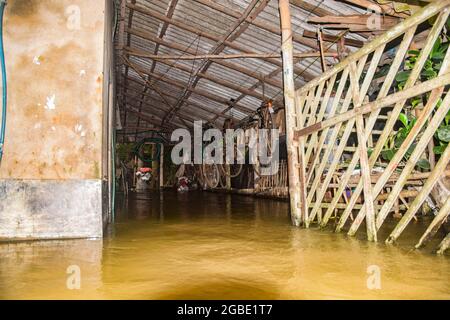 Hoogly, India. 03rd Aug, 2021. A home seen flooded in Hooghly. Incessant rainfall and discharge of water from Damodar Valley Corporation dams has inundated streets and homes, at least 15 people died due to flooding and about 2.5 lakh (250000)displaced in West Bengal. (Photo by Tamal Shee/SOPA Images/Sipa USA) Credit: Sipa USA/Alamy Live News Stock Photo