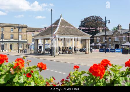 17th century Buttercross and War Memorial, Market Place, Whittlesey, Cambridgeshire, England, United Kingdom Stock Photo