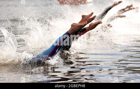 Tokio, Japan. 04th Aug, 2021. Swimming: Olympics, open water - 10 km, women at Odaiba Marine Park. The swimmers start. Credit: Oliver Weiken/dpa/Alamy Live News Stock Photo