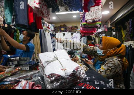 Bogor, Indonesia. 04th Aug, 2021. Traditional markets in Bogor City will continue to operate during the COVID-19 emergency PPKM period by implementing the 5M health protocol and limiting visitors to 25 percent. (Photo by Fadli Akbar/Pacfic Press) Credit: Pacific Press Media Production Corp./Alamy Live News Stock Photo