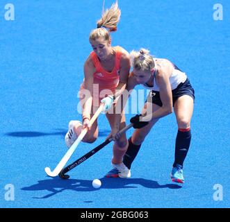 Tokyo, Japan. 4th Aug, 2021. Xan Gerdien de Waard of the Netherlands competes against Leah Julia Wilkinson of Great Britain during the women's semifinal of hockey between the Netherlands and Great Britain at the Tokyo 2020 Olympic Games in Tokyo, Japan, Aug. 4, 2021. Credit: Yang Shiyao/Xinhua/Alamy Live News Stock Photo