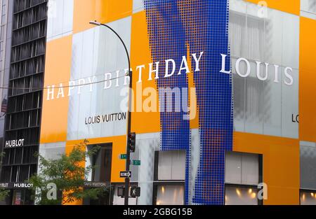 New York, US, 03/08/2020, Louis Vuitton store celebrates 200 Years Of Louis Vuitto with a giant sticker 'Happy Birthday Louis' on the walls of its Fifth Avenue store in New York City, NY, USA on August 3, 2021. On August 4, the French luxury maison will kick off bicentenary celebrations of its founder titled ‘Louis 200’ with a book and a documentary. Photo by Charles Guerin/ABACAPRESS.COM Stock Photo