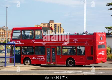 08-04-2021 Portsmouth, Hampshire, UK An open top tour bus at a bus stop at southsea Seafront in Portsmouth in summer Stock Photo