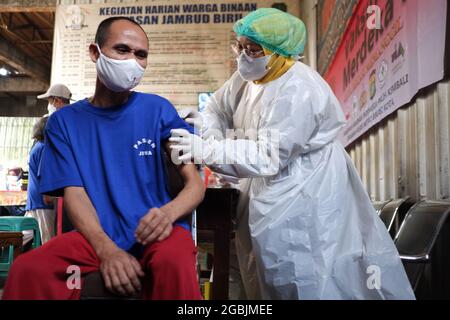Bekasi, Indonesia. 04th Aug, 2021. A health worker injects a Covid-19 vaccine using the Astrazeneca type to a patient with Mental Disorders at the Jamrud Biru Foundation, Bekasi City, West Java, Indonesia. They were assessed to be a vulnerable group of people with a significantly higher risk of severe illness or death. (Photo by Kuncoro Widyo Rumpoko/Pacific Press) Credit: Pacific Press Media Production Corp./Alamy Live News Stock Photo