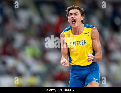 Armand Duplantis of Sweden celebrates after winning gold in the Men's Pole Vault Final during the Athletics events of the Tokyo 2020 Olympic Games at the Olympic Stadium in Tokyo, Japan, 03 August 2021.  (c) Björn Larsson Rosvall / TT / kod 9200 Stock Photo