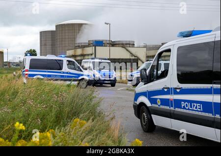 31 July 2021, Schleswig-Holstein, Brunsbüttel: Police vehicles block the access road to a chemical company. During a demonstration against a planned terminal for liquefied natural gas (LNG), activists of the alliance 'Ende Gelände' occupied several tracks in an industrial area. Photo: Jonas Walzberg/dpa Stock Photo