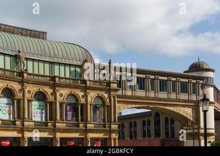 Victoria Shopping Centre with a footbridge over the main road connected to the train station in the town centre, Harrogate, North Yorkshire, England, UK. Stock Photo