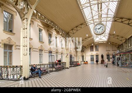 Saint-Petersburg, Russia - March, 27, 2021: Railway terminal in Russia. Vitebsky Station. Empty hall of the station in St. Petersburg. Interior of Stock Photo