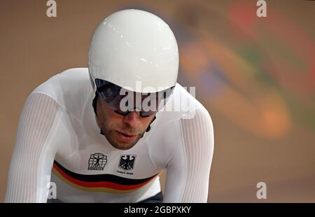 05 August 2021, Japan, Izu: Cycling/Track: Olympics, Preliminary, Omnium, Scratch, Men at Izu Velodrome. Roger Kluge from Germany warming up before the races. Photo: Sebastian Gollnow/dpa Stock Photo