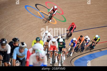 05 August 2021, Japan, Izu: Cycling/Track: Olympics, preliminaries, omnium, men at the Izu Velodrome. The cyclists in action. Photo: Sebastian Gollnow/dpa Stock Photo