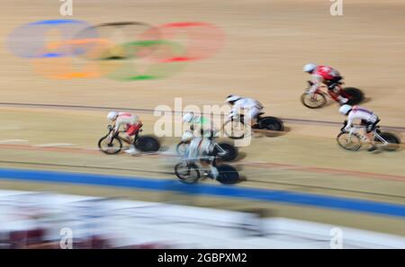 05 August 2021, Japan, Izu: Cycling/Track: Olympics, Preliminary, Omnium, Scratch, Men at Izu Velodrome. The cyclists in action. Photo: Sebastian Gollnow/dpa Stock Photo