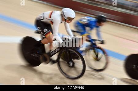 05 August 2021, Japan, Izu: Cycling/Track: Olympics, preliminaries, Keirin, women, heats at the Izu Velodrome. Emma Hinze (l) from Germany in action. Photo: Sebastian Gollnow/dpa Stock Photo