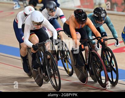 05 August 2021, Japan, Izu: Cycling/Track: Olympics, preliminaries, Keirin, women, heats at the Izu Velodrome. Emma Hinze (l) from Germany in action. Photo: Sebastian Gollnow/dpa Stock Photo