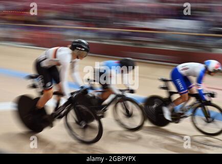 05 August 2021, Japan, Izu: Cycling/Track: Olympics, preliminaries, keirin, women, heats at Izu Velodrome. Lea Sophie Friedrich (l) from Germany in action. Photo: Sebastian Gollnow/dpa Stock Photo