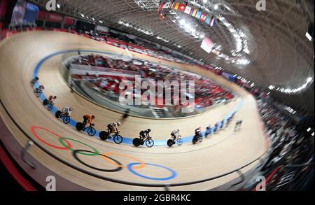 05 August 2021, Japan, Izu: Cycling/Track: Olympics, preliminaries, omnium, men at the Izu Velodrome. The cyclists in action. Photo: Sebastian Gollnow/dpa Stock Photo