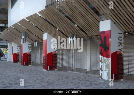 Tokyo, Japan. 05th Aug, 2021. Athletics: Olympia, Olympic Stadium. The spectator entrances at the stadium are closed. Credit: Friso Gentsch/dpa/Alamy Live News Stock Photo