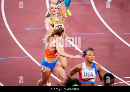 TOKYO, JAPAN - AUGUST 5: Lieke Klaver of the Netherlands and Lisanne de Witte of the Netherlands competing on Women's 4x400m Relay Round 1 during the Tokyo 2020 Olympic Games at the Olympic Stadium on August 5, 2021 in Tokyo, Japan (Photo by Yannick Verhoeven/Orange Pictures) NOCNSF ATLETIEKUNIE Stock Photo