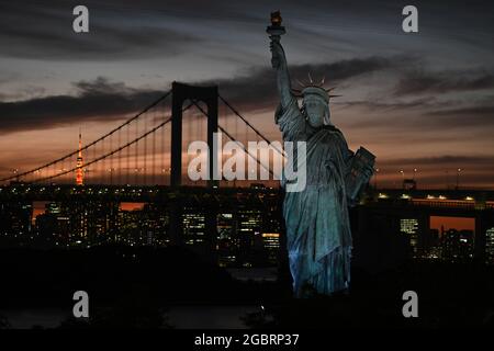 Tokio, Japan. 05th Aug, 2021. View of the Statue of Liberty in Odaiba and the skyline. Credit: Swen Pfoertner/dpa/Alamy Live News Stock Photo