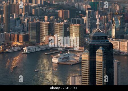 Harbour City and Ocean Terminal, Tsim Sha Tsui, with The Center, a skyscraper in Central, Hong Kong Island, in the golden light of sunset Stock Photo