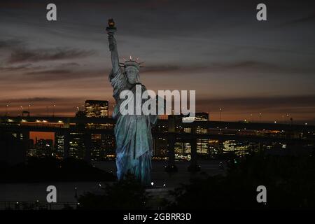 Tokio, Japan. 05th Aug, 2021. View of the Statue of Liberty in Odaiba and the skyline. Credit: Swen Pfoertner/dpa/Alamy Live News Stock Photo