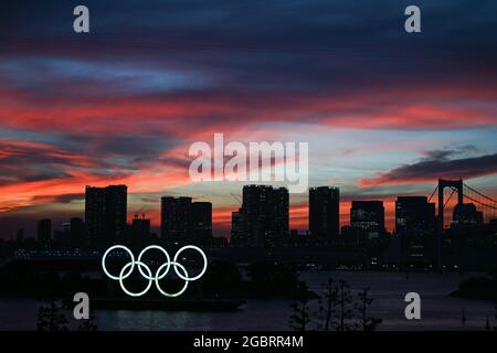 Tokio, Japan. 05th Aug, 2021. View of the Olympic Rings and the skyline. Credit: Swen Pfoertner/dpa/Alamy Live News Stock Photo