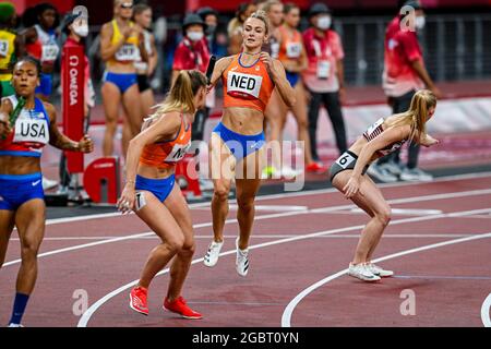 TOKYO, JAPAN - AUGUST 5: Lieke Klaver of the Netherlands and Lisanne de Witte of the Netherlands competing on Women's 4x400m Relay Round 1 during the Tokyo 2020 Olympic Games at the Olympic Stadium on August 5, 2021 in Tokyo, Japan (Photo by Andy Astfalck/Orange Pictures) NOCNSF ATLETIEKUNIE Stock Photo