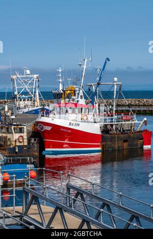 fishing trawlers in harbour, girvan harbour scotland, fishing boats in ...