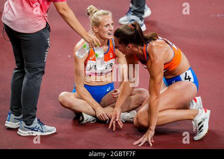 Tokyo, Japan. 05th Aug, 2021. TOKYO, JAPAN - AUGUST 5: Anouk Vetter of the Netherlands and Emma Oosterwegel of the Netherlands celebrating their silver and bronze medal after competing on Women's Heptathlon during the Tokyo 2020 Olympic Games at the Olympic Stadium on August 5, 2021 in Tokyo, Japan (Photo by Yannick Verhoeven/Orange Pictures) NOCNSF ATLETIEKUNIE Credit: Orange Pics BV/Alamy Live News Stock Photo