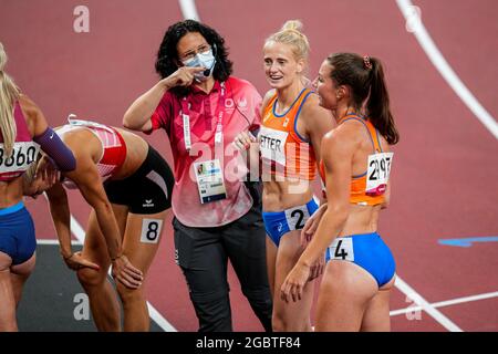 Tokyo, Japan. 05th Aug, 2021. TOKYO, JAPAN - AUGUST 5: Anouk Vetter of the Netherlands and Emma Oosterwegel of the Netherlands celebrating their silver and bronze medal after competing on Women's Heptathlon during the Tokyo 2020 Olympic Games at the Olympic Stadium on August 5, 2021 in Tokyo, Japan (Photo by Yannick Verhoeven/Orange Pictures) NOCNSF ATLETIEKUNIE Credit: Orange Pics BV/Alamy Live News Stock Photo