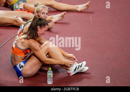 Tokyo, Japan. 05th Aug, 2021. TOKYO, JAPAN - AUGUST 5: Anouk Vetter of the Netherlands and Emma Oosterwegel of the Netherlands celebrating their silver and bronze medal after competing on Women's Heptathlon during the Tokyo 2020 Olympic Games at the Olympic Stadium on August 5, 2021 in Tokyo, Japan (Photo by Yannick Verhoeven/Orange Pictures) NOCNSF ATLETIEKUNIE Credit: Orange Pics BV/Alamy Live News Stock Photo